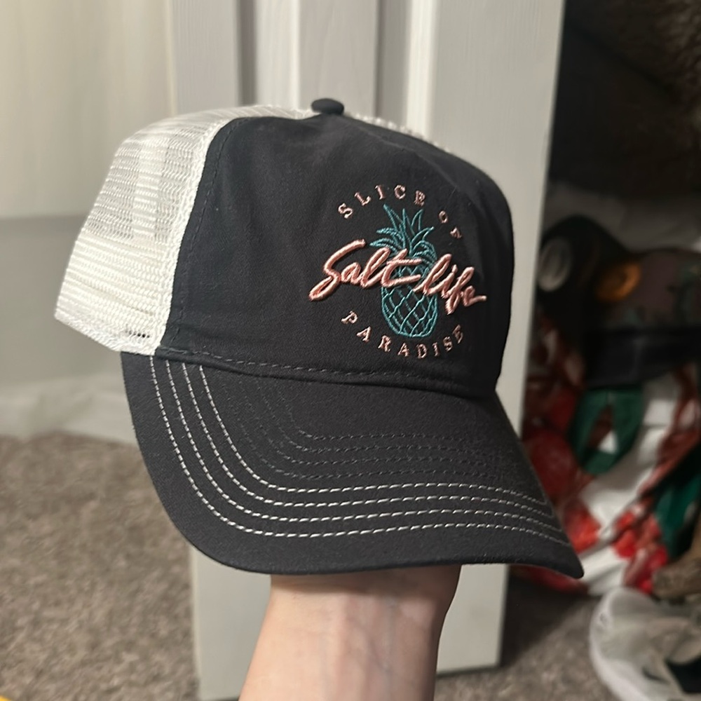 NEVER WORN WOMENS SALT LIFE HAT